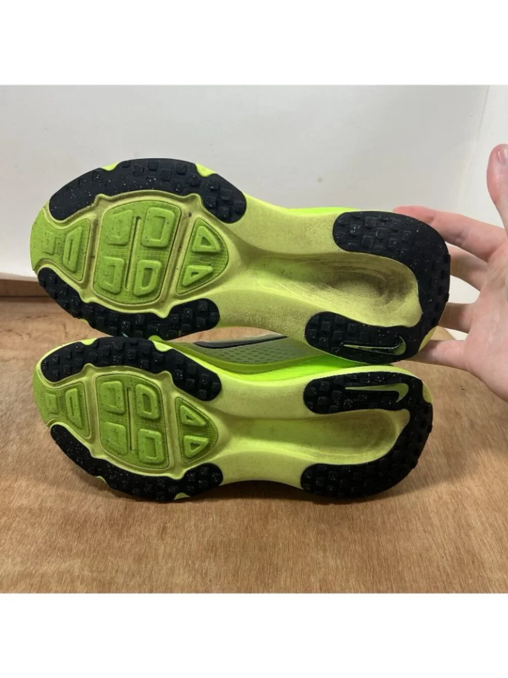 Nike Zoom Vomero 18 Women’s  Size 8 White Black Electric Green HM6804-102